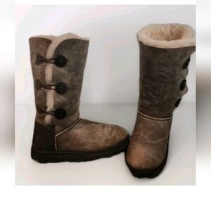 UGG 3049 W Bailey Button Triplet Bomber Distressed Sheepskin Boots Size 8